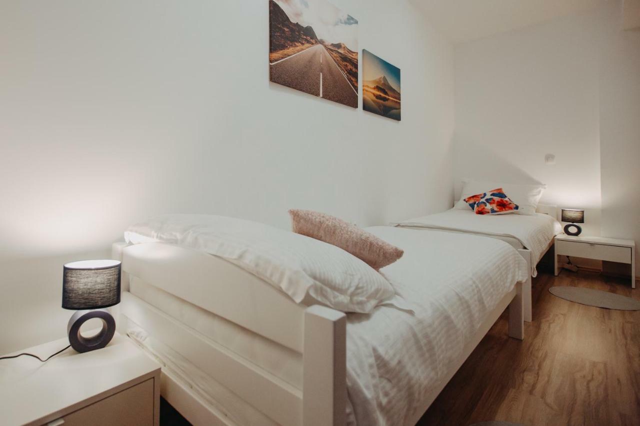 Apartman Vejama Josipdol Buitenkant foto
